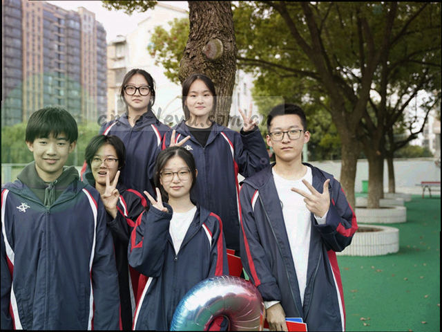 替补席排椅与暖身背心的剪影，背光轮廓